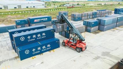 西部陸海新通道班列運(yùn)輸貨物量增長(zhǎng)超10%，工程機(jī)械租賃市場(chǎng)迎新機(jī)遇